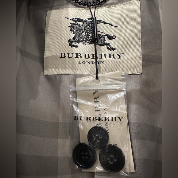 Burberry London AUTHENTIC Trench Coat NWT. New, tags still attached, never worn - Picture 8 of 11